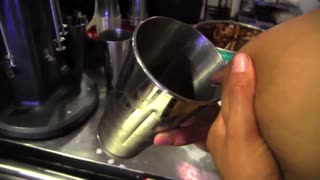 Nuori 18+ blonde Alani Pi hakee barista-työtä Penny Barberin kahvilassa