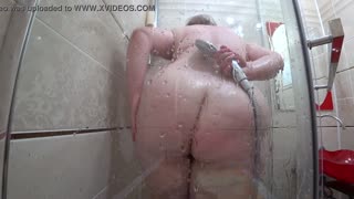 Espiando MILF Curvilínea no Chuveiro com Peitos Grandes