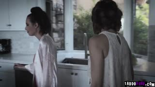 Tres Chicas Aficionadas Calientes 18+ Se Sumergen en Trío Hardcore, Turnándose en un Gran Eje con Pasión Pura