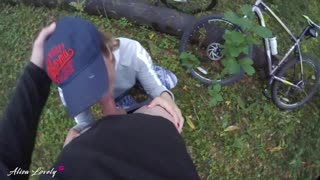 Mwanamume, midomo yako yenye unyevu inahisi nzuri kunikamua msituni