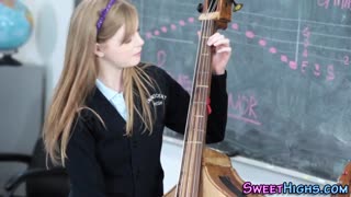 Tingnan ang uniform 18+ cutie na libog sa solo masturbation session