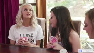 ഓ വൗ! ടിഫനി വാട്സൺ, എമ്മ ഹിക്സ്, വിറ്റ്നി റൈറ്റ് എന്നിവരോട് എന്താണ് സംഭവിക്കുന്നത്?!