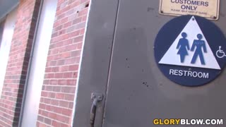 Wanita Montok Pirang Lea Lexis Berlutut Santai untuk Hisap Kontol Hitam Masif Shane Diesel Melalui Gloryhole