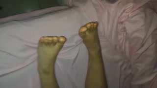 Dinle, Sert Gitmeye Hazır Uyanıyor ve Çok Yüksek Sesle İnliyor!