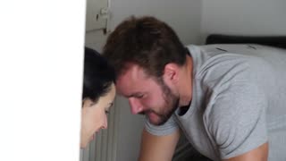 søte mia navarro tar et rotete ansiktsbad etter moro