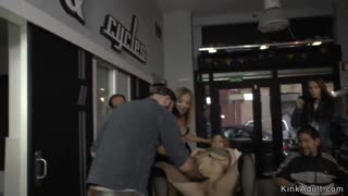 ہی، دیکھو یہ وحشی سلوٹ کلمپڈ اور باہر اینل پاؤنڈ ہو رہی ہے