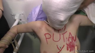 Hej, podívej na tu divokou děvku svíranou a análně drcenou venku