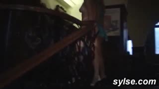 Hé, látni akarod, ahogy mi két MILF villogunk és vadulunk az étteremben az ügyfelekkel?