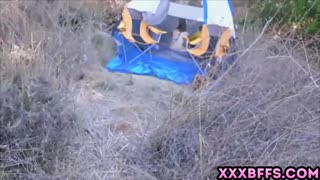 Üç Küçük Tatlıyla Dışarıda Grup Seks ve Köpek Pozisyonu Oral Yapma