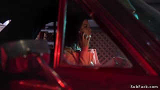 Épouse aux gros seins organise bondage et gangbang sauvage