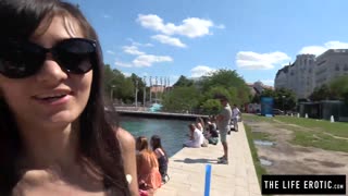 Drobná 18+ dívka málem přistižena při masturbaci na veřejnosti na ruské kolo