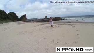 Msichana Mrembo wa Asia Anamnyonya Mumewe Mpaka Kavu kwenye Pwani ya Jua