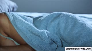 Femme endormie séduite par