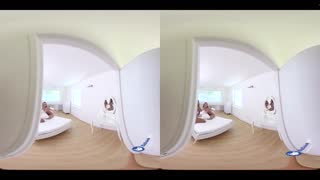 Тройка с възглавници VR секс с брюнетки и блондинки