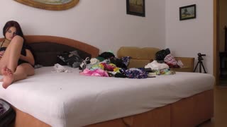 അന്റോണിയ സെയിൻസ് അവളുടെ ആകർഷകമായ കാലുകൾ പ്രദർശിപ്പിക്കുന്നതിന്റെ ഒരു ചെറിയ കാഴ്ച