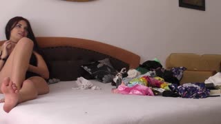 Tazama Antonia Sainz akionyesha miguu yake nzuri sana