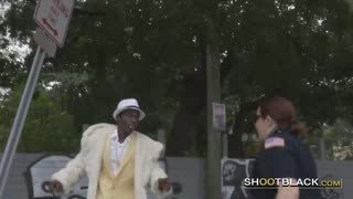 பஸ்டி பிரூனெட் வாய்யூர் ப்ளாண்ட் கடுமையாக அடிக்கப்படுவதை உளவு செய்கிறார்