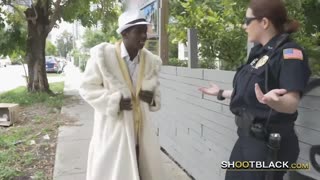 Μεγαλόστηθη καστανή voyeur κατασκοπεύει ξανθιά να χτυπιέται σκληρά