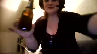Dominerende Fransk BBW Carapuce31 Slurper Øl på Live Cam