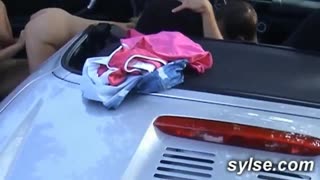 Dve mladi 18+ punci se potopita v javni zunanji orgijo z MILF ob cesti - amaterska mešanica