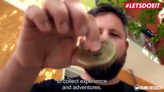 هاوٍ يحقق حلمه مع نجمة إباحية بركوب قاسٍ