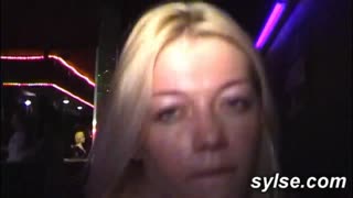 Wow, blikající MILF si hraje s hračkou venku v amatérských klipech