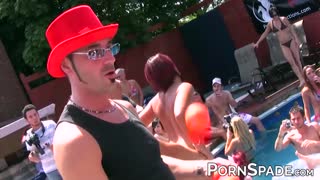 مجموعة من الفتيات الجميلات تذهب جامحة، تصور شريط جنس جماعي هاوٍ بجانب المسبح مع بيجاسباس