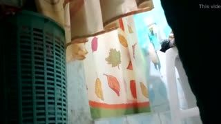 Голая зрелая женщина откровенно демонстрирует большие сиськи