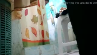 زن بالغ برهنه با سینه‌های بزرگ افشا شده