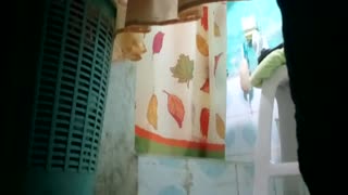 Người phụ nữ trưởng thành khỏa thân với ngực lớn lộ ra