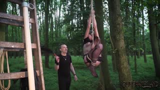 Mwanamke Moto wa Miaka 18+ Amefungwa na Kudhibitiwa na Bwana Wake wa Bondage