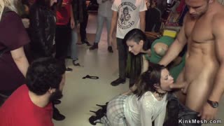 Viděli jste tu análovou děvku, jak se nechává gangbangovat na veřejnosti?