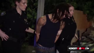 Kara adam etkileyici sikinden tutuklanır