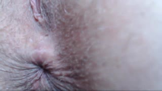 Intens close-up aksi fingering anal jero