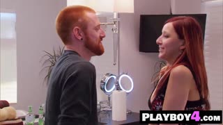 अरे, या ग्रुप ऑफ चिक्सचा हार्डकोर अॅक्शन किती वाइल्ड झाला ते बघू इच्छा आहे?