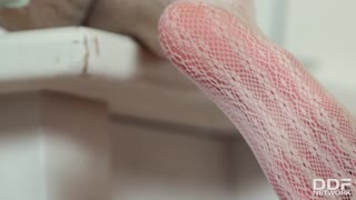 V žhavé scéně, Aria Logan a Brigitte se oddávají divoké lesbické hře s prsty na nohou jako rohaté zajíčky