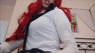 Nuori nainen piereskyttelee kuin sade