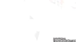 Majhne prsi proti velikima prsim bukkake skupinski seks