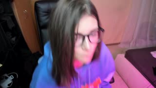 Snažím se zůstat tichá při dráždění mokré kundy hračkami 1