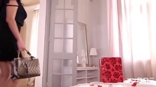 Casal lésbico Francesca DiCaprio e Sarah Sultry exploram desejos molhados. Algemas e brinquedos apimentam o jogo