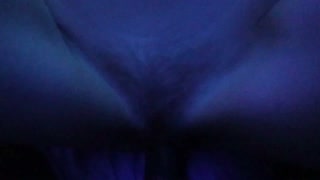 Mimi, msichana mwembamba mweusi mwenye kuvutia, ninafurahisha na kumeza kutoka kwa mboo mweusi mkubwa