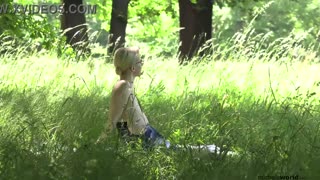 लाजीरवाणे उघडलेली सॅगी नैसर्गिक मोठ्या टिट्स बाहेर उडी मारतात