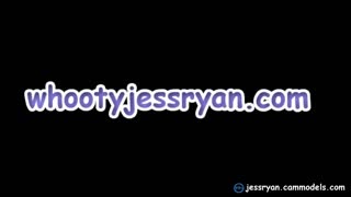 വലിയ മുലകളുള്ള MILF Jess Ryan അവളുടെ കട്ടിയായ പൂക്ക് കൊണ്ട് ക്രൂരമായ സവാരി ചെയ്യുന്നു