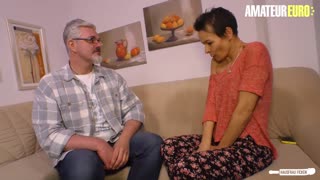 ਅਮੇਚਰ ਯੂਰੋ - ਸਕਿਨੀ ਹਾਊਸਵਾਈਫ਼ ਨੇਬਰ ਨਾਲ ਚੀਟ ਕਰਦੀ ਹੈ