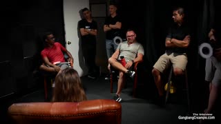 Jente med store bryster dykker i vill blowbang med fem fremmede