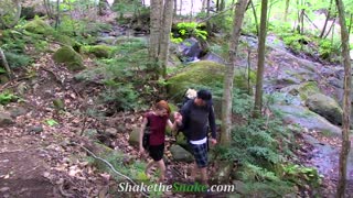 любительница брюнетка тинейдер 18+ в костюме получает удовольствие от глубокого минета на первой секс-ленте с тряской змеи