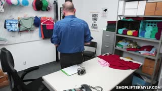 Kejiret ing tumindak MILF Vera King diekspos petugas