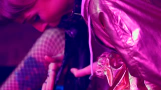 Sa quarantine, ang payat na Latina na mahilig sa fetish ay nag-eehersisyo ng foot worship gamit ang high heels at pantyhose, may ball gag hanggang orgasm