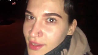 Babe liar dengan hisapan penuh gairah dan seks doggy di luar setelah jalan-jalan - pancut di pantat