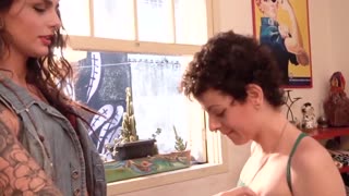 درد هات اولین تجربه لزبین جذاب خود را با جولی دلارژ کوچک تاتو دار